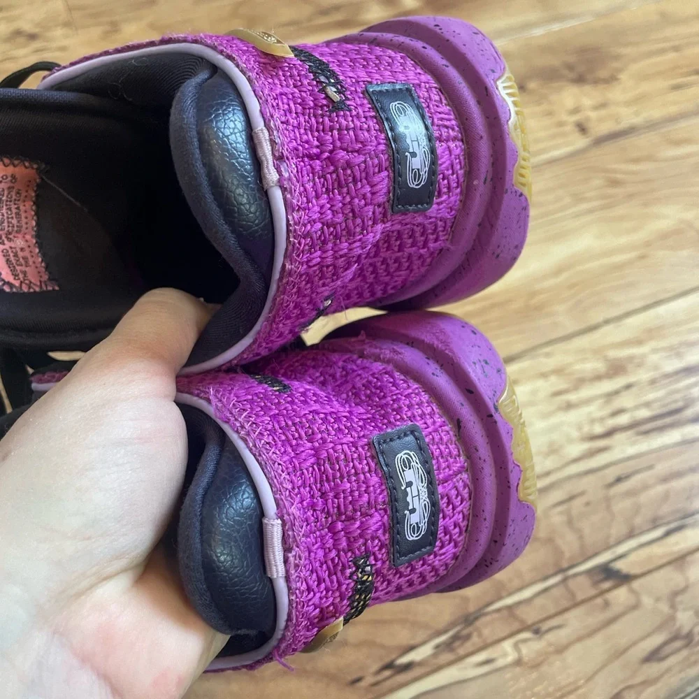 Nike LeBron pink diamond collection vivid purple youth size 5.5Y teen